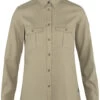 Fjällräven Fjällräven Övik Travel LS Shirt Women, Beige -Sport- En Outdoorkleding fjaellraeven oevik travel ls shirt women sand stone 1 1