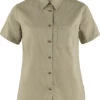 Fjällräven Fjällräven Övik Travel SS Shirt Women, Beige -Sport- En Outdoorkleding fjaellraeven oevik travel ls shirt women sand stone 1